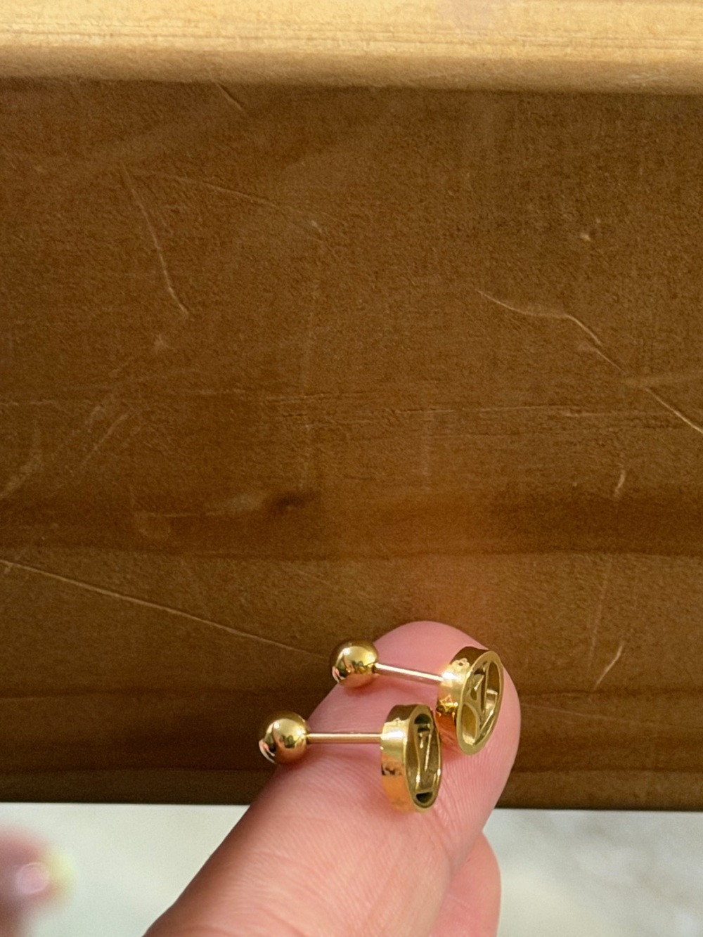 Gold lv Earrings stainless steel - Picture 4 of 4